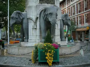 Chambéry - Fontana degli Elefanti e vassoio di fiori