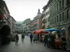 Chambéry - Place Saint-Leger met zijn markt, winkels en gebouwen