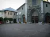 Chambéry - Piazza del Metropolitan con alberi e arbusti in vaso, Cattedrale di San Francesco di Sales e case nella città vecchia