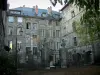 Chambéry - Rami di un albero in primo piano e la vecchia casa