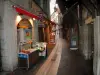 Chambéry - Straat met winkels en oude huizen
