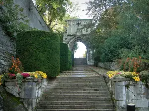 Chambéry - Scala rivestita con fiori e arbusti che portano al parco del castello
