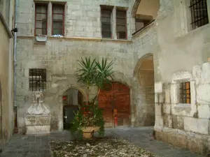 Chambéry - Cortile di Perugia (Golden Cross Street)