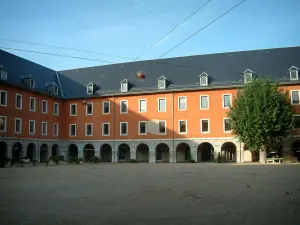 Chambéry - Cortile centrale del Curial Carré (ex caserma) con i suoi portici