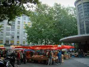Chambéry - Vivace mercato, sale, gli alberi e la costruzione