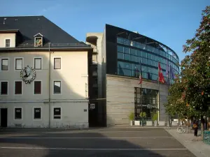 Chambéry - Espace Malraux (Casa della Cultura) e la casa in stile moderno, in città