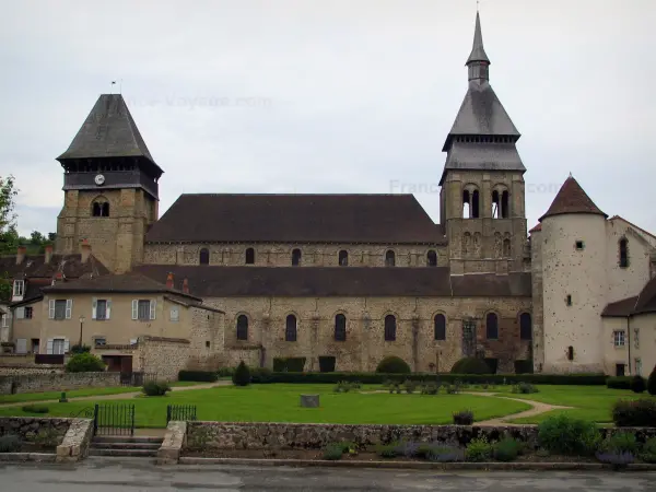 Chambon-sur-Voueize - Église abbatiale Sainte-Valérie de style roman limousin et jardin