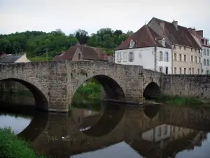 Chambon-sur-Voueize - Pont ancien (roman) enjambant la rivière (la Voueize) et maisons de la ville