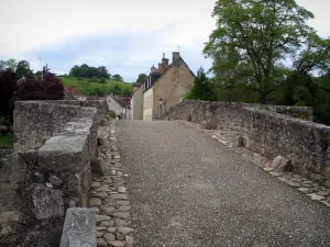 Chambon-sur-Voueize - Pont ancien (roman), maisons de la ville et arbres