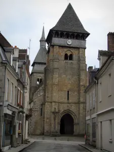 Chambon-sur-Voueize - Église abbatiale Sainte-Valérie de style roman limousin avec ses deux clochers (tours), rue et maisons de la ville
