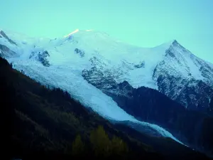 Chamonix-Mont-Blanc - Sports Resort, invierno y verano (capital del alpinismo): la ciudad, con vistas al Mont-Blanc