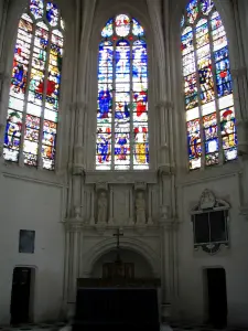 Champigny-sur-Veude - Intérieur de la Sainte-Chapelle et ses vitraux