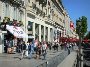 Champs-Élysées - Façades d'immeubles et boutiques de l'avenue des Champs-Élysées