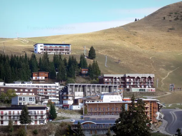 Chamrousse - Recoin (Chamrousse 1650) : chalets, immeubles, remontée mécanique et alpages de la station de ski en automne