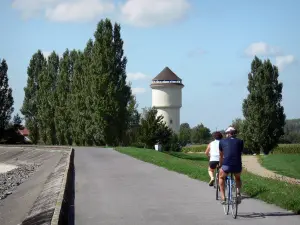 Meer van le Der-Chantecoq - Fietstocht (fiets) op de dam, watertoren panoramische (Sainte-Marie-du-Lac-Nuisement) en bomen