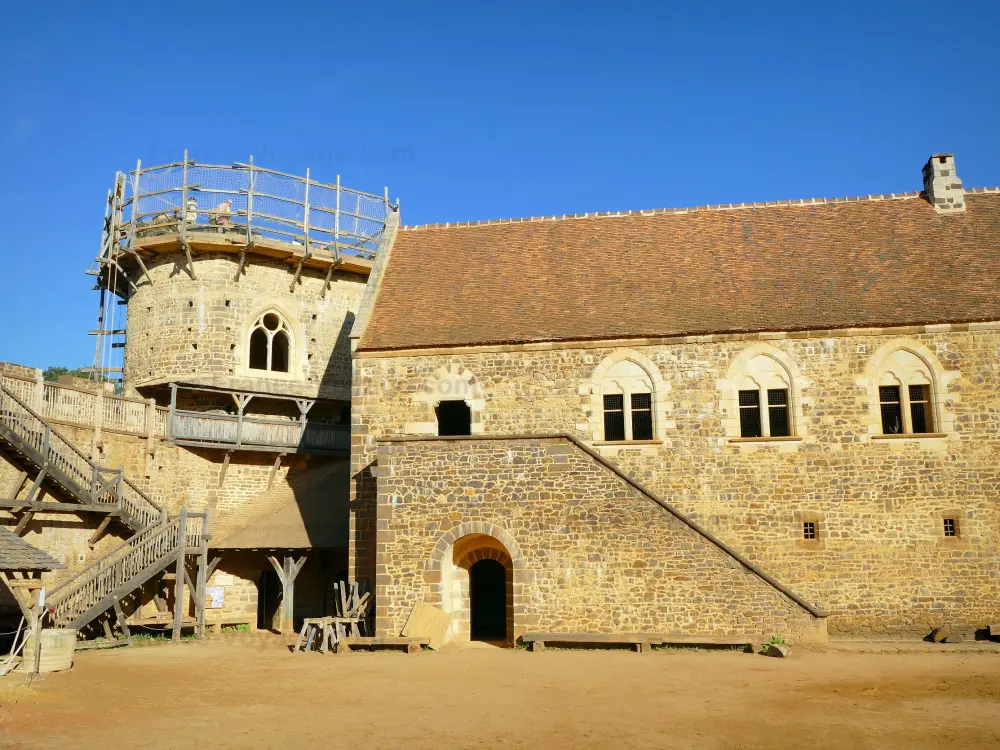 Le chantier médiéval de Guédelon - Chantier médiéval de Guédelon: Château médiéval en construction : logis seigneurial et tour de la chapelle