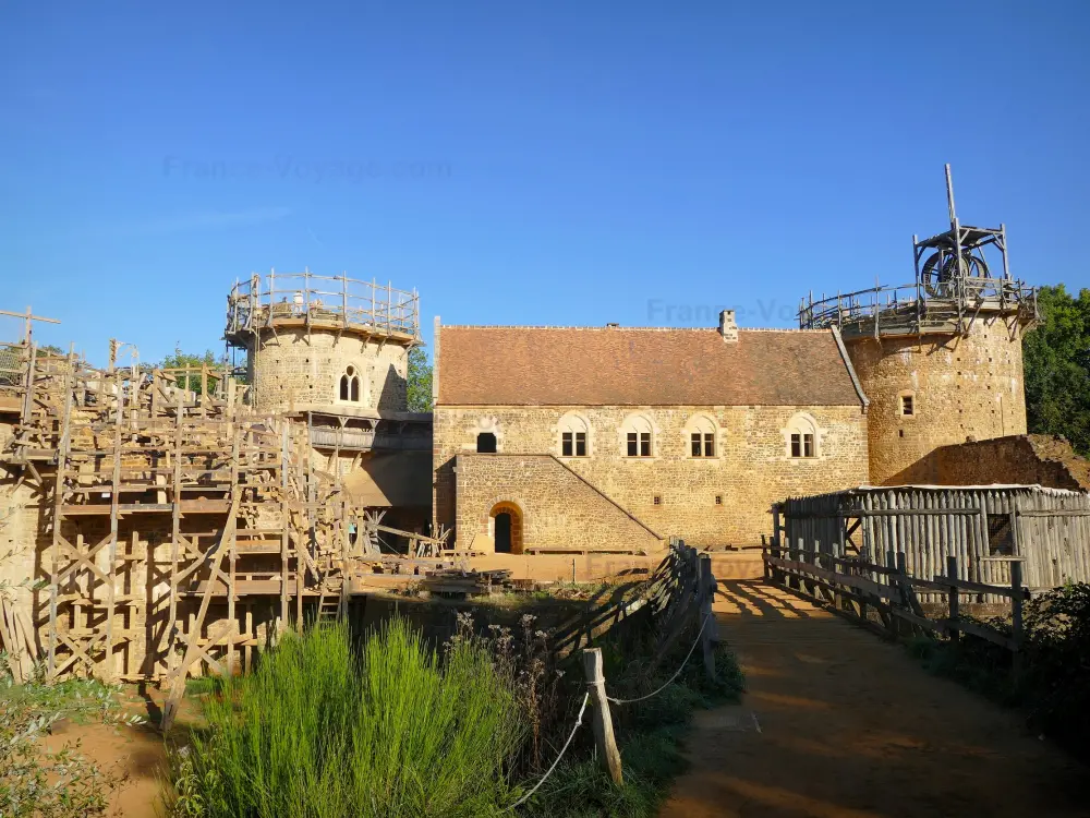 Le chantier médiéval de Guédelon - Chantier médiéval de Guédelon: Vue sur le logis seigneurial et les tours du château