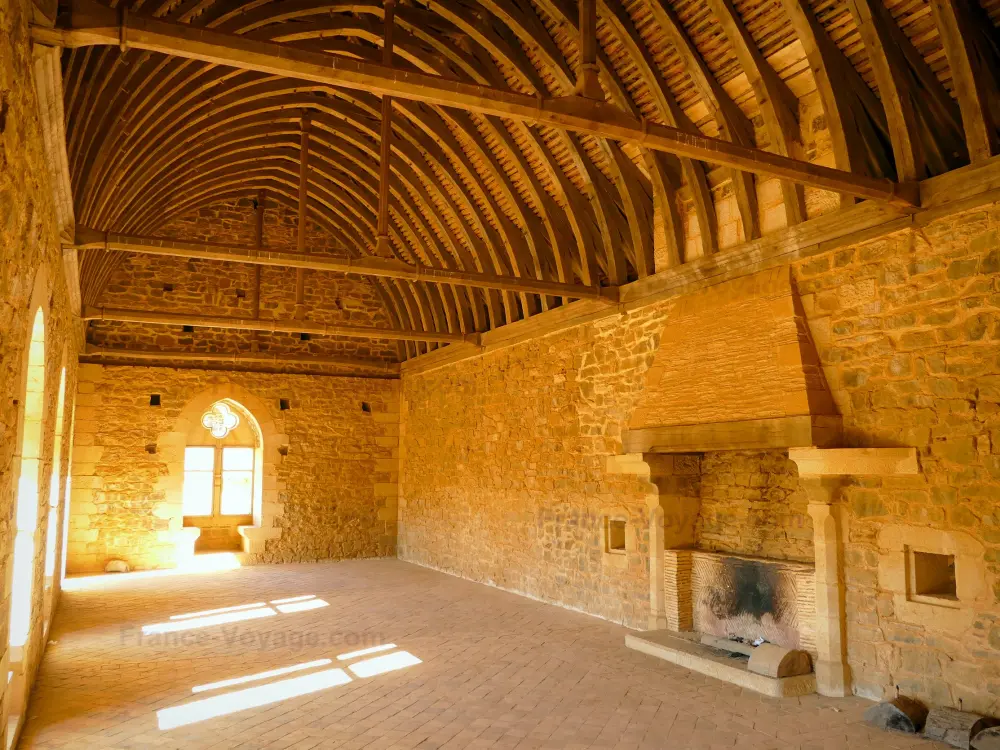 Le chantier médiéval de Guédelon - Chantier médiéval de Guédelon: Intérieur du logis seigneurial : grande salle du logis