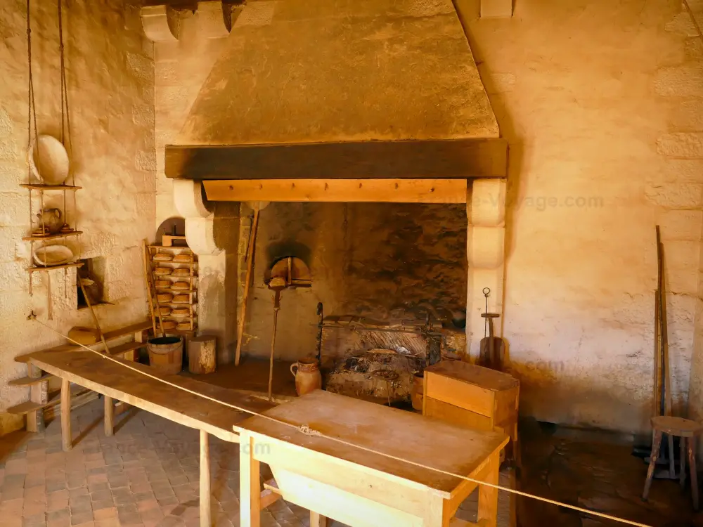 Le chantier médiéval de Guédelon - Chantier médiéval de Guédelon: Intérieur du logis seigneurial : cheminée de la cuisine avec son four à pain