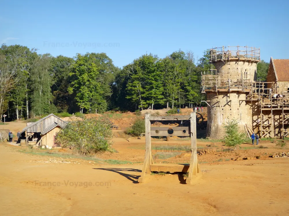 Le chantier médiéval de Guédelon - Chantier médiéval de Guédelon: Tour de la chapelle en construction