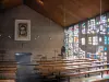 Chapelle de Hem - Intérieur de la chapelle Sainte-Thérèse-de-l'Enfant-Jésus-et-de-la-Sainte-Face avec les vitraux de Manessier