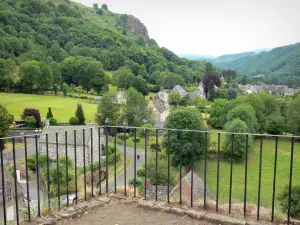 Chapelle monolithe de Fontanges - Panorama sur le village de Fontanges et ses maisons dans un cadre verdoyant, depuis le sommet du rocher