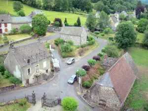 Chapelle monolithe de Fontanges - Vue sur les maisons de Fontanges depuis le sommet du rocher