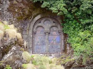 Chapelle monolithe de Fontanges - Vitrail de la chapelle Saint-Michel vu de l'extérieur