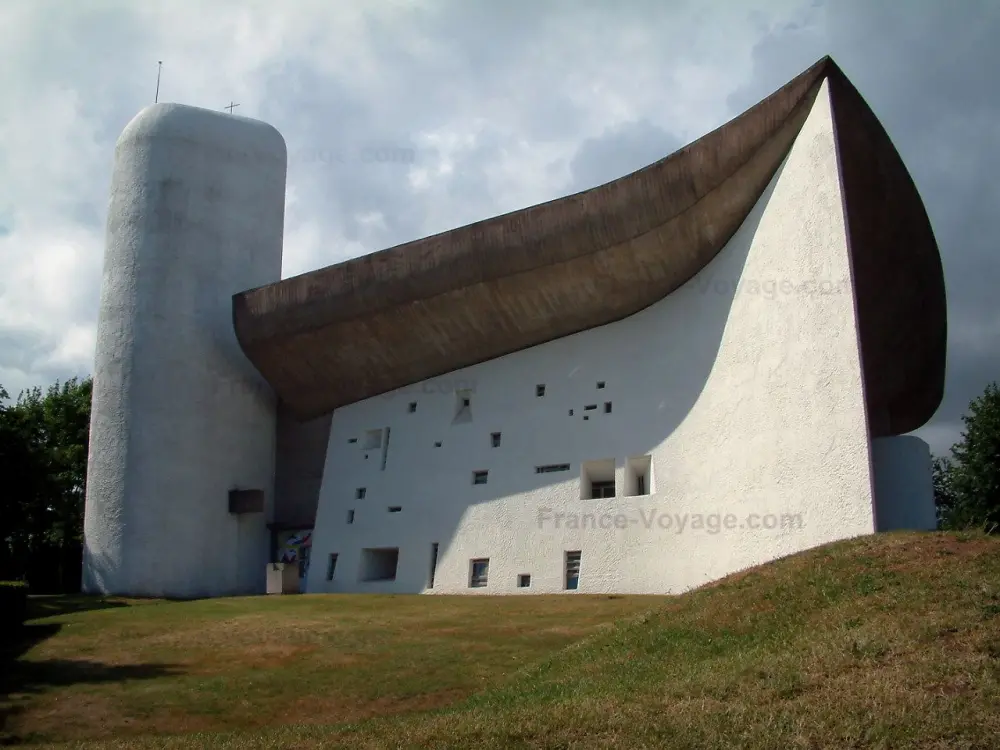 La chapelle Notre-Dame-du-Haut - Chapelle Notre-Dame-du-Haut: Chapelle de Ronchamp (édifice de Le Corbusier) de style contemporain (moderne) et de couleur blanche