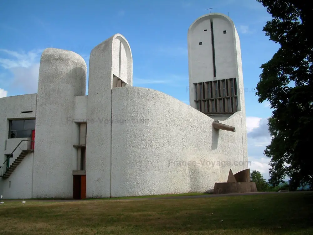 La chapelle Notre-Dame-du-Haut - Chapelle Notre-Dame-du-Haut: Chapelle de Ronchamp (édifice de Le Corbusier) de style contemporain (moderne) avec ses tours