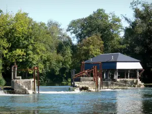 Charente valley - Pêcherie (fishing hut), Charente river and trees along the water; in Saint-Simeux