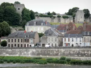 La Charité-sur-Loire - Las paredes y fachadas de la ciudad histórica a orillas del río Loira