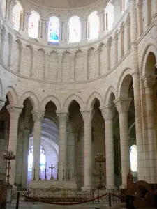 La Charité-sur-Loire - Dentro de la iglesia del priorato de Notre Dame: coro románico