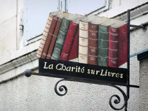 La Charité-sur-Loire - La Charité-sur-Loire, ciudad del libro enseña de hierro forjado de la Caridad de los Libros