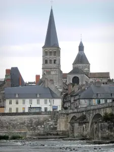 La Charité-sur-Loire - Puente sobre el río Loira, Santa Cruz campanario, la torre octogonal de la iglesia del priorato de Notre Dame y fachadas de la histórica