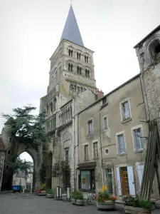 La Charité-sur-Loire - Santa Cruz campanario, el portal gótico y fachadas de la plaza de Sainte-Croix (oficina de turismo)