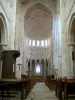 La Charité-sur-Loire - Dentro de la iglesia del priorato de Notre Dame: nave románica y el coro