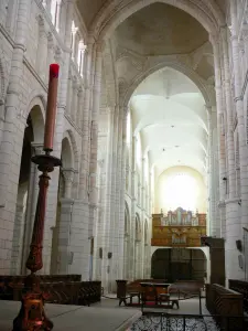 La Charité-sur-Loire - Dentro de la iglesia del priorato de Notre Dame: una visión de la nave y el órgano