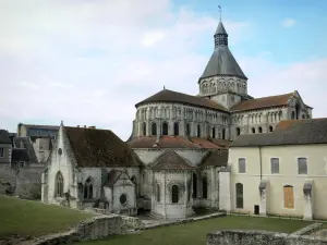 La Charité-sur-Loire - Torre octogonal y el ábside de la iglesia del priorato de Notre-Dame, el priorato y la construcción del convento