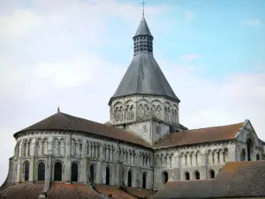 La Charité-sur-Loire - Torre octogonal de la iglesia del priorato de Notre Dame