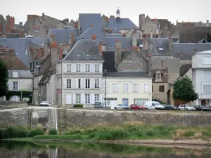 La Charité-sur-Loire - Fiume Loira e facciate del centro storico