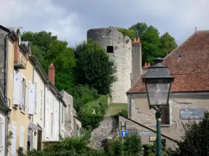 La Charité-sur-Loire - Torre medievale e la facciata della città storica, lampione in primo piano