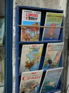 La Charité-sur-Loire - Fronte di una biblioteca decorata con cartoni animati