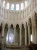 Charité-sur-Loire - 巴黎圣母院小修道院教堂的内部：罗马式合唱团