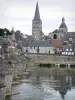 Charité-sur-Loire - 卢瓦尔河上的桥梁，圣克罗伊钟楼，巴黎圣母院修道院教堂的八角塔和历史名城的外墙