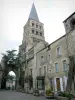Charité-sur-Loire - 圣克罗伊钟楼，哥特式门户和Place Sainte-Croix（旅游局）的外墙