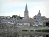Charité-sur-Loire - 卢瓦尔河上的桥梁，圣克罗伊钟楼，巴黎圣母院修道院教堂的八角塔和历史名城的外墙