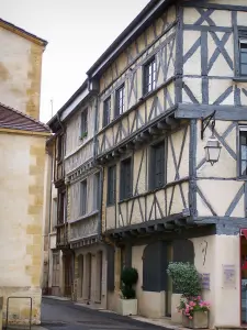Charlieu - Timber-framed houses with corbelled construction