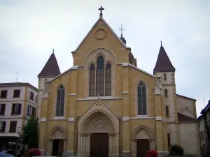 Charlieu - Saint-Philibert church and houses of the old town