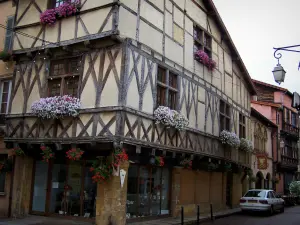 Charlieu - Ancient timber-framed house with corbelled construction and windows decorated with flowers